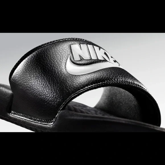 New In Box Mens Nike  Benassi Signature Logo Slide Sandals Multiple Sizes - Picture 3 of 5